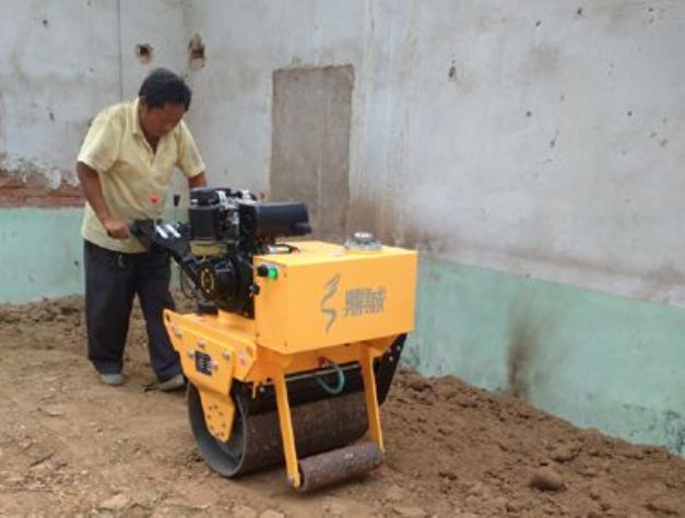 點擊查看詳細信息<br>標題：手扶式單輪壓路機工作照 閱讀次數：12342