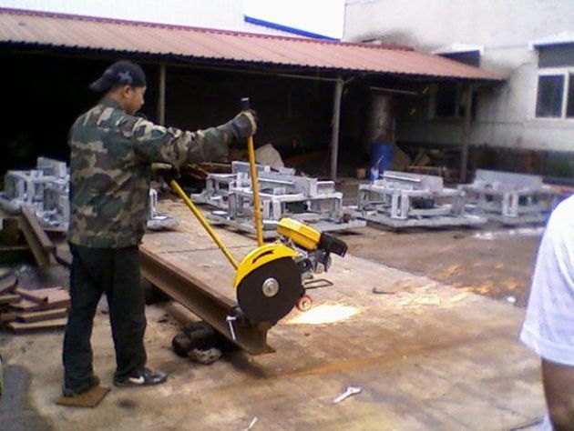 點擊查看詳細信息<br>標題：內燃鋸軌機工作照 閱讀次數：11705