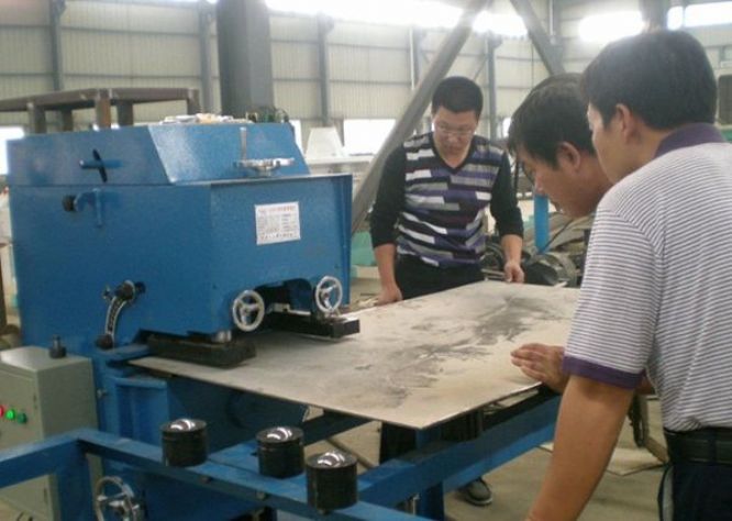 點擊查看詳細信息<br>標題：固定式平板坡口機工作照 閱讀次數：11156